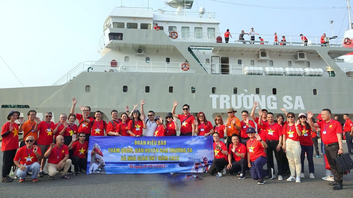 Overseas Vietnamese join trip to Truong Sa and DK1 platform